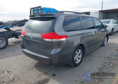 2014 Toyota Sienna Le V6 8 Passenger z USA, uszkodzony, nr VIN 5TDKK3DC5ES422682